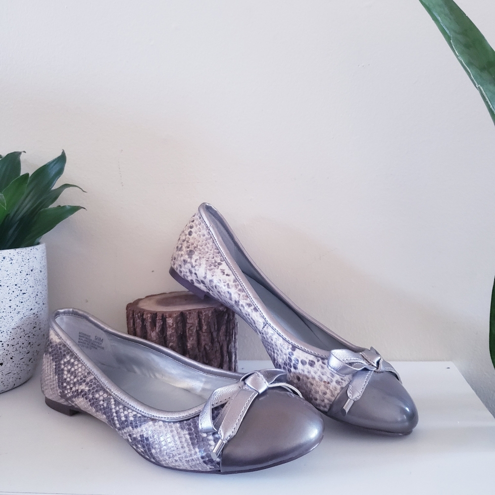 BANDOLINO Snake Print Cap Toe Flats - 9.5